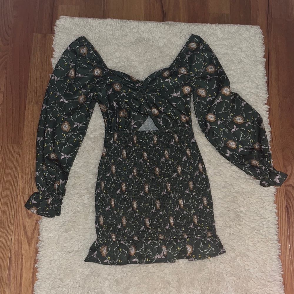 Floral tight dress with keyhole cutout - NWT